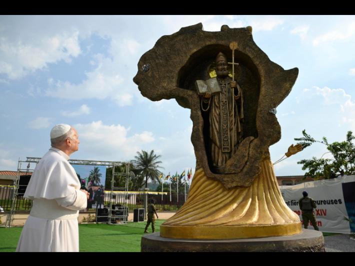 Il Papa, 'nessuno sia lasciato solo ad affrontare le avversit&agrave;'