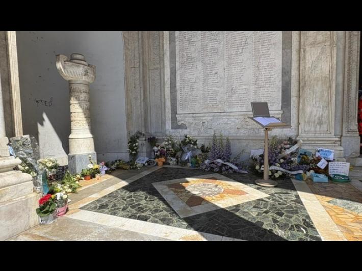 Ucciso davanti al figlio, in migliaia ai funerali a Massa