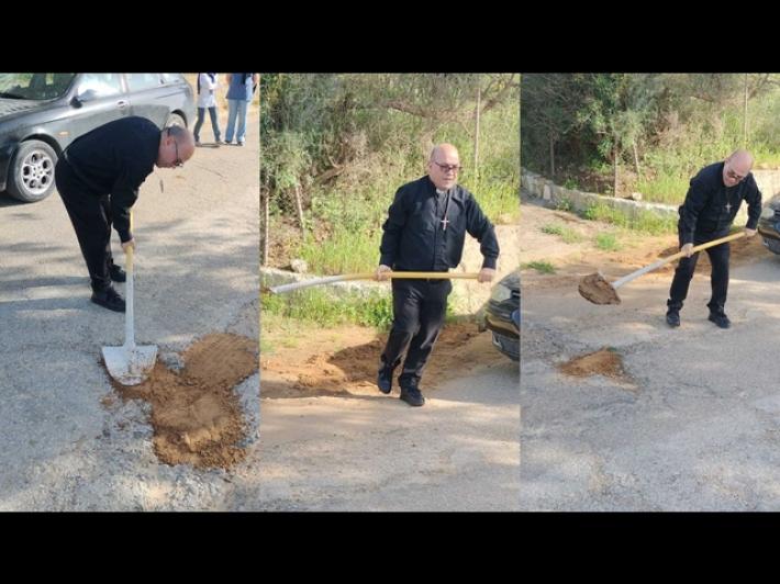 Parroco ripara buche strada, 'rischio una multa ma la gente ha bisogno'