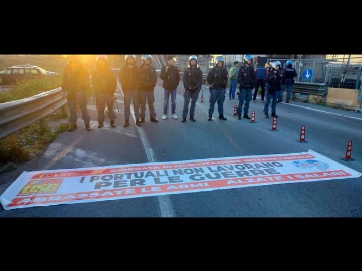 Polizia sgombera manifestanti che vogliono bloccare nave