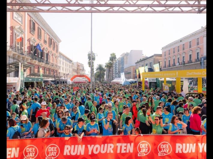 La Deejay Ten a Bari, in diecimila corrono con Linus