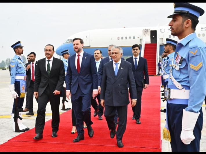 Casa Bianca, Vance andr&agrave; in Pakistan