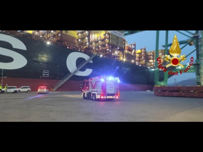 Fuoriuscita di sostanza da container porto Pra', interviengono Vigili fuoco