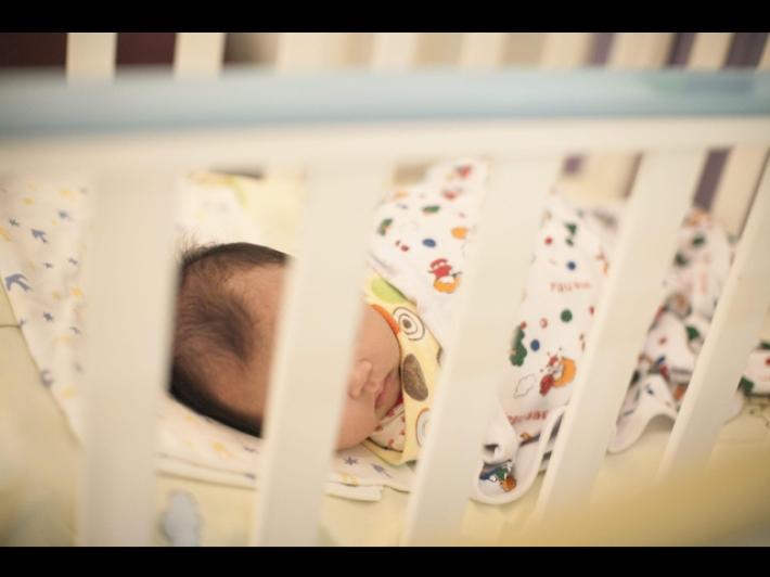 Neonato lasciato nella 'Culla per la vita' a Bergamo, sta bene