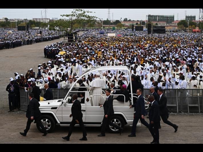 Il Papa, 'Angola paese bellissimo ma ferito dalla guerra'