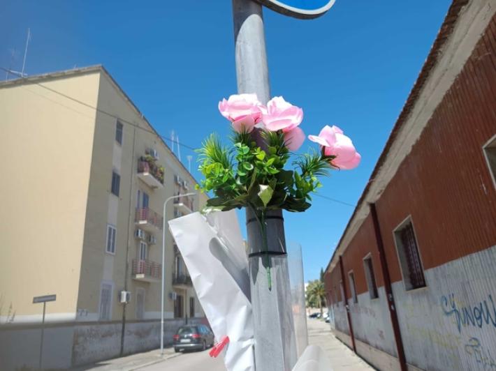 Personal trainer ucciso, fiori in luogo omicidio 'non si pu&ograve; vivere cos&igrave;'