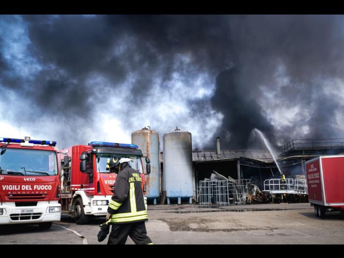 Vigili del fuoco, sotto controllo il maxi incendio nel Torinese