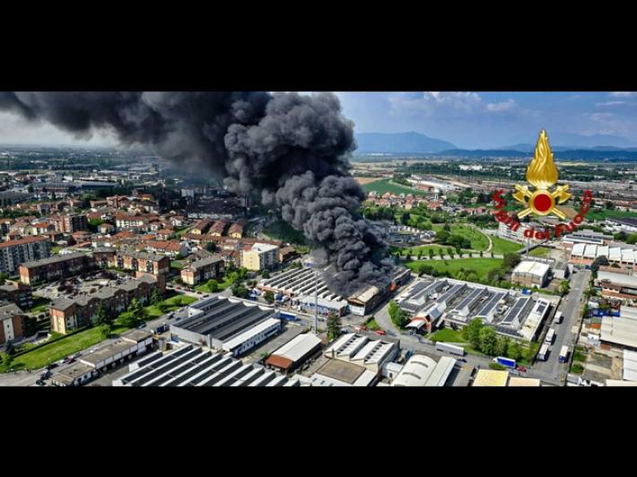 Maxi incendio in un capannone nel Torinese, evacuate alcune case