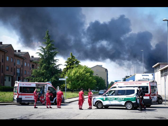 Maxi incendio nel Torinese, domani chiusa una scuola dell'infanzia