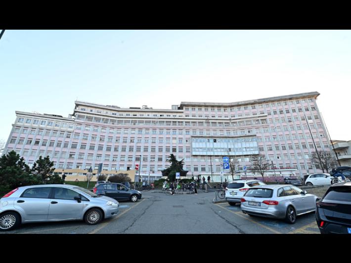 Bimbo di due anni cade dal secondo piano di un palazzo nel Torinese