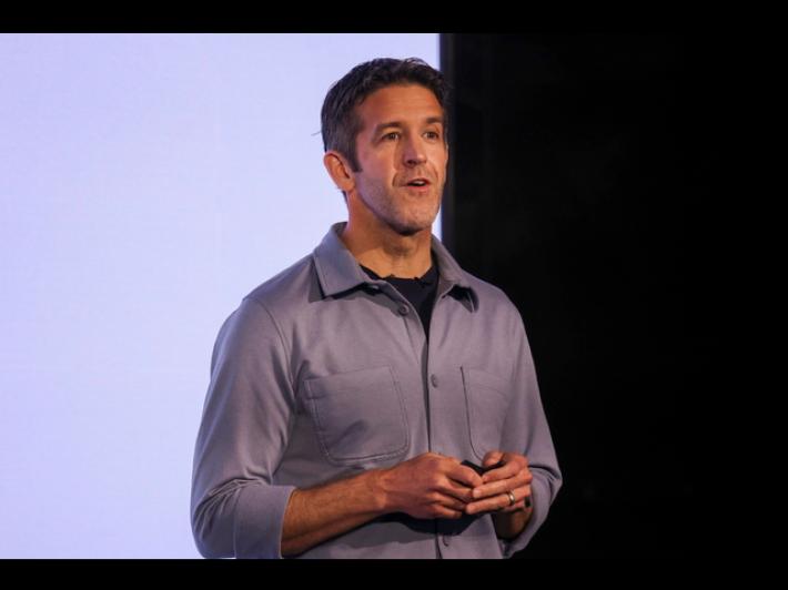 Apple nomina John Ternus Ceo, Cook &egrave; presidente esecutivo