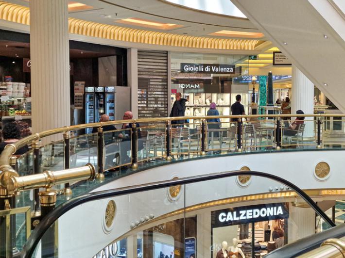 Rapina con picconi e fumogeni, paura in un centro commerciale di Roma