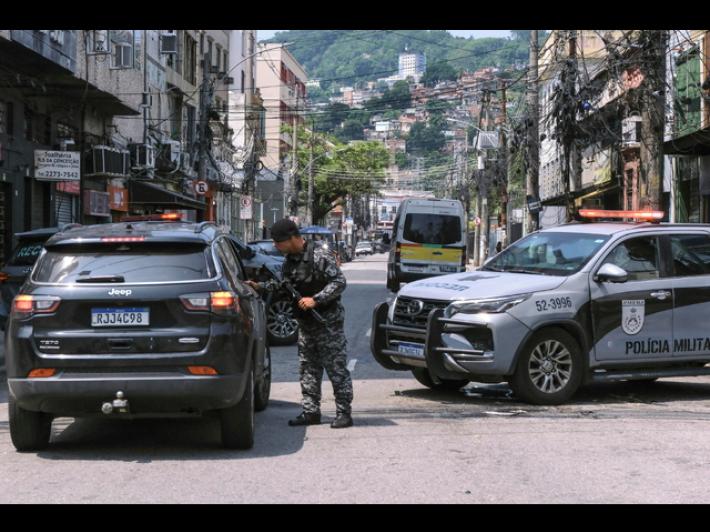Blitz anti-narcos in favela a Rio, turisti bloccati durante la sparatoria