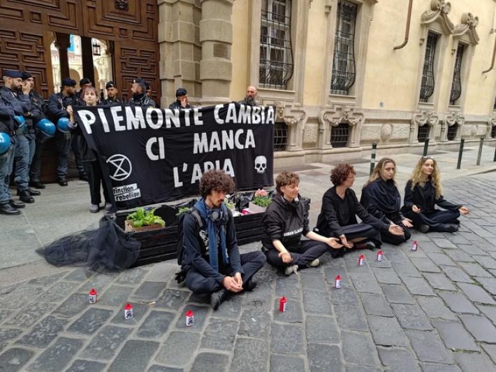 'Ci manca l'aria', sit-in Extinction rebellion fuori da Consiglio Piemonte