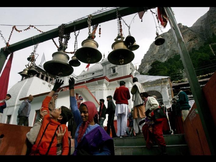 India, obbligo di bere urina di mucca per visitare tempio di Gangotri