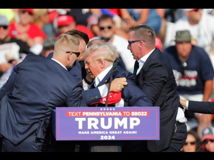 Mondo Maga in fermento, 'l'attentato a Trump era una messinscena'