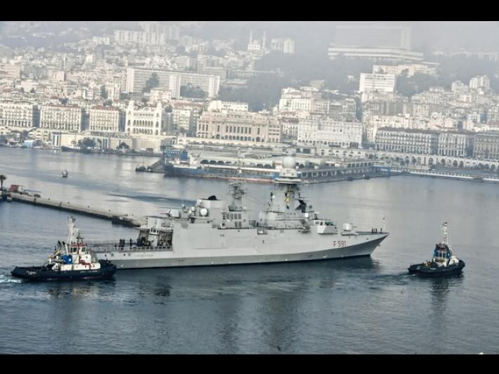 Fregata italiana attracca al porto di Algeri per manovre congiunte