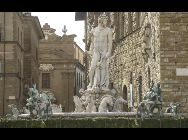 Si arrampica sulla Fontana del Nettuno a Firenze e provoca danni per 5mila euro