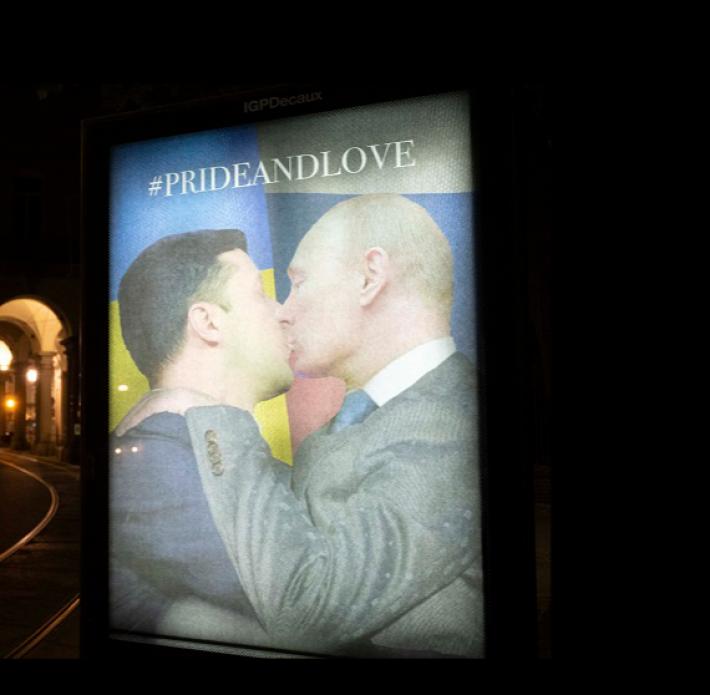 Ucraina: bacio Zelensky-Putin, nuova opera Banksy torinese