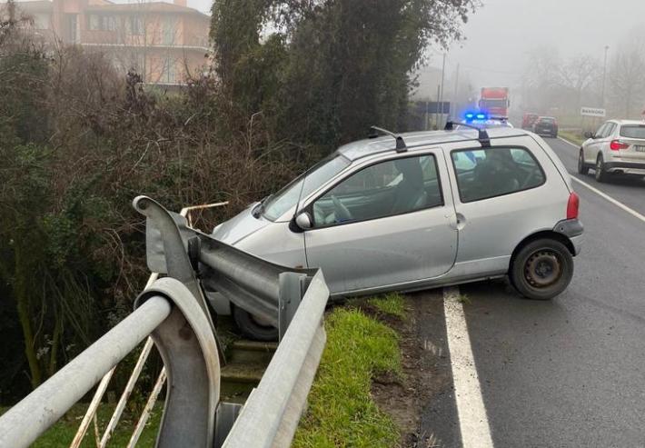 Bannone, l'auto sbanda e finisce contro il guardrail: ferita una ragazza