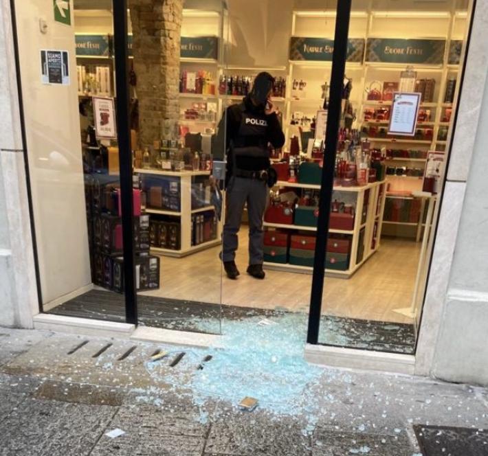 Furto con spaccata in via Cavour: vetrina in frantumi, la polizia indaga
