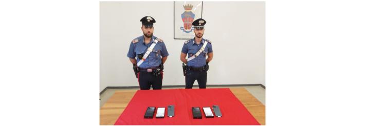 Tentano di vendere falsi cellulari: denunciati due rumeni