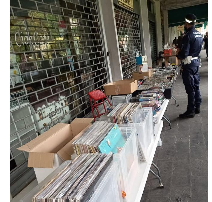 Sequestrati 1968 tra Cd, Dvd e vinili alla Fiera del Disco, in piazza Lubiana