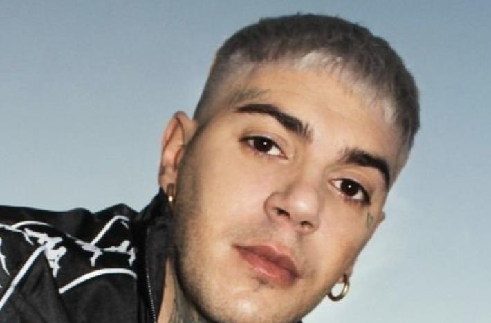 Emis Killa: " A Riccione dopo le 18 paura a fare passeggiata". Insorge la sindaca: "Diffamazione"
