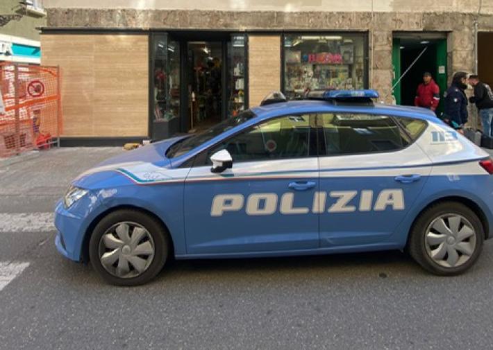Ruba un portafogli e un iPhone: rintracciato in un bar a Parma e denunciato 