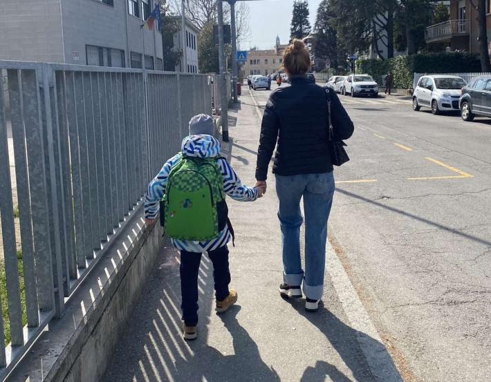 Il primo giorno di scuola a Parma dei bimbi ucraini:  disegni e partite di calcio