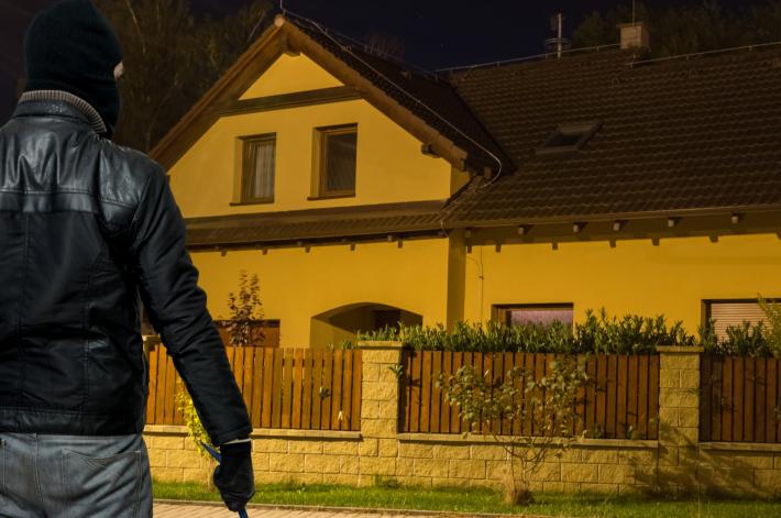 Sentono rumori mentre sono a letto: erano i ladri che cercavano di entrare