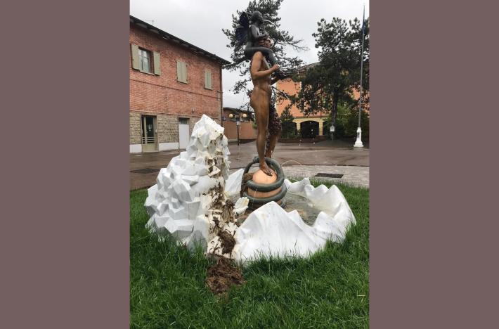 La fontana satanista di  Vergato  imbrattata con il letame