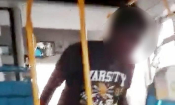 Aggressione sul bus, al vaglio la ricostruzione dell'autista