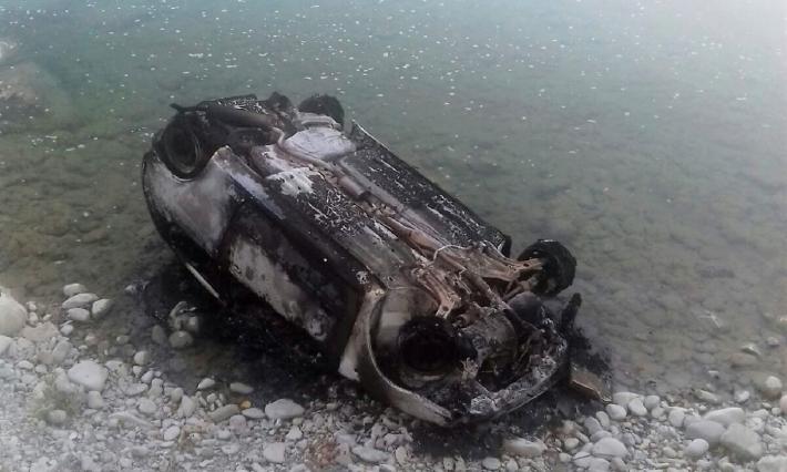 Auto bruciata nel Taro: &egrave; giallo