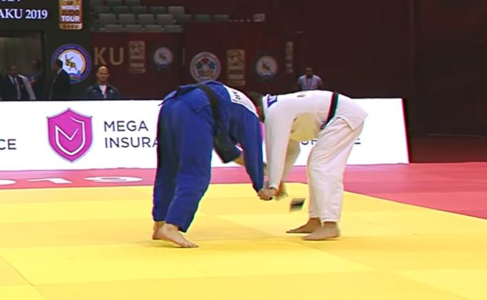 Gli cade il telefonino dallo judogi, portoghese squalificato - Il video