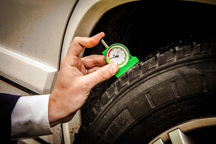 Met&agrave; italiani con pneumatici sgonfi: allarme sicurezza