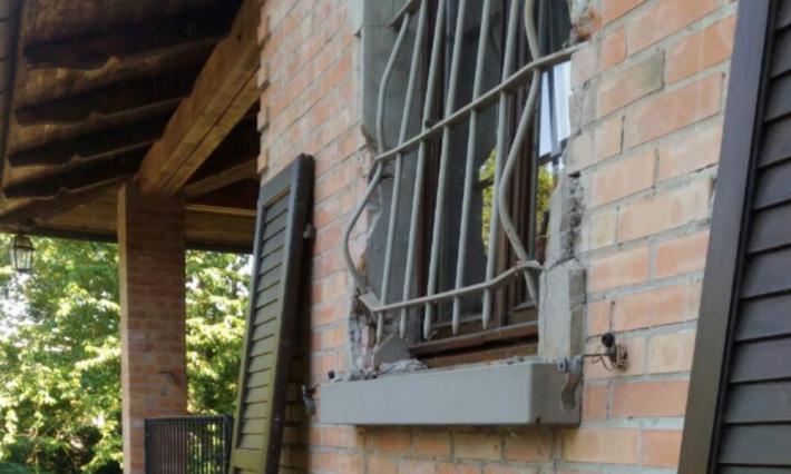 I padroni sono alla sagra di San Giovanni, e i ladri tentano il colpo