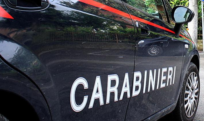 Partorisce in un capannone e abbandona la neonata in ospedale 