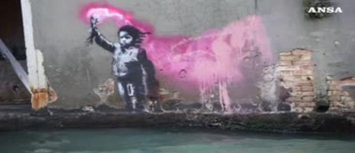 A Venezia sorveglianza h24 per il Bambino migrante di Banksy