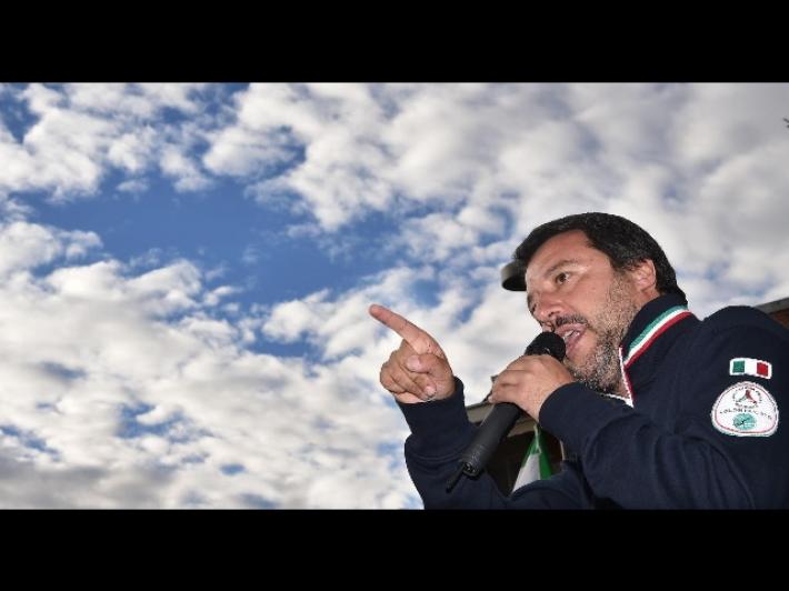 Aperto un fascicolo sui voli di Salvini