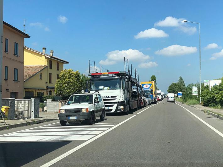 Traffico per le asfaltature in via Emilia Est