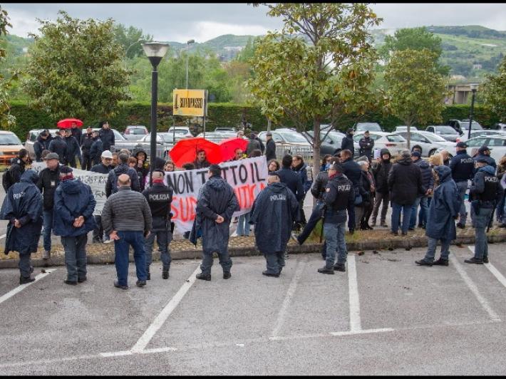Salvini a Napoli, cariche della Polizia