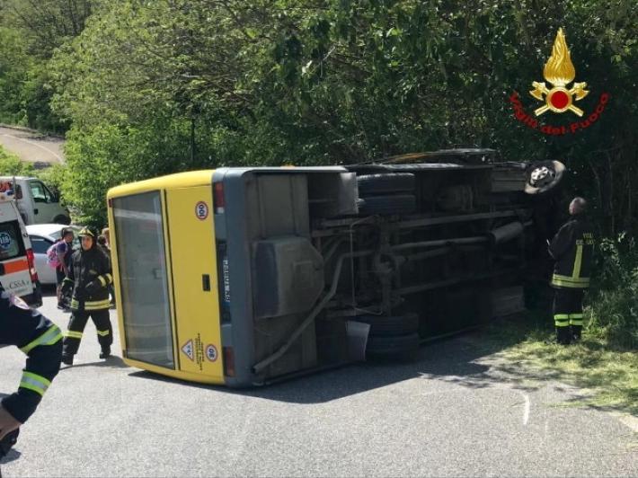 Si rovescia scuolabus, preso l'autista che era scappato