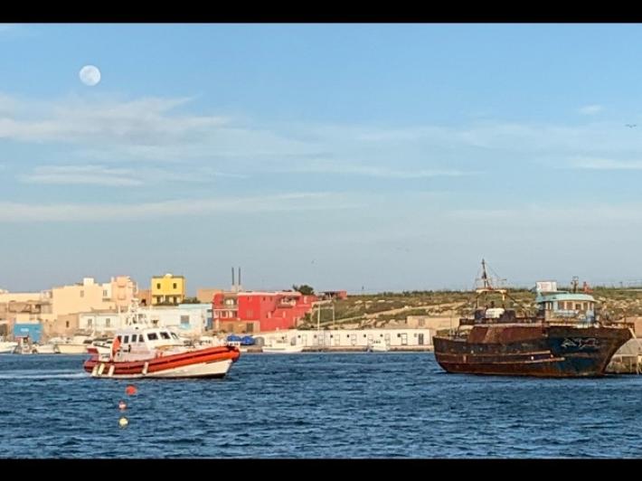 La Sea Watch &egrave; ancora al largo di Lampedusa