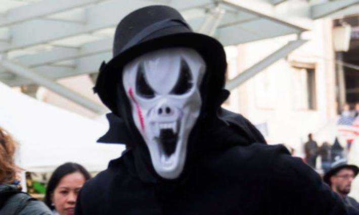 Presi a pugni da un uomo mascherato: quattro passanti all'ospedale