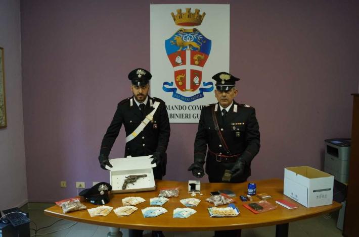 Ai domiciliari per droga le  trovano un revolver, cocaina e hascisc: arrestata