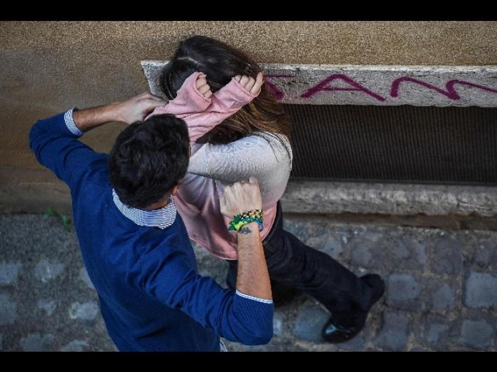 Donna violentata da un minore mentre fa jogging nel Modenese