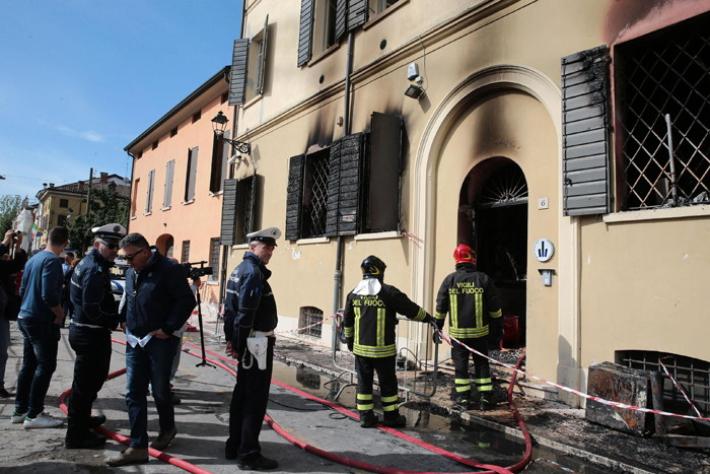 Rogo nella sede dei vigili di Mirandola, migliorano i due feriti: una &egrave; a Vaio