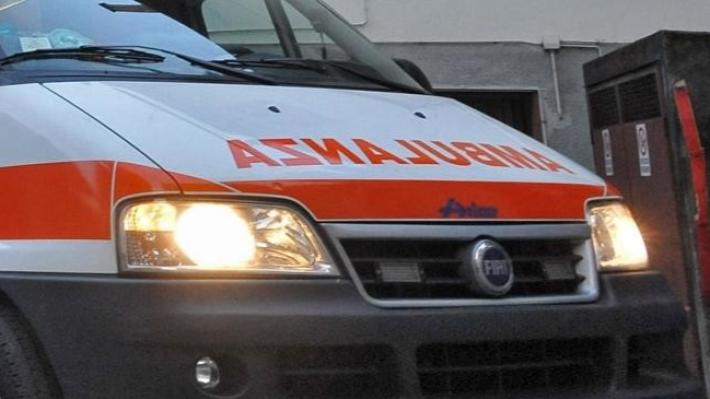 Notte di incidenti in provincia: auto fuori strada a Berzola (Langhirano) e  scontro auto-moto a Scurano. Tre feriti gravi