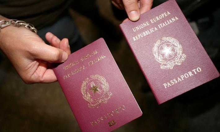 Parma, quattro mesi per avere il passaporto